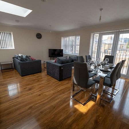 The Coach House - London Heathrow Serviced Apartments Stanwell Exterior photo