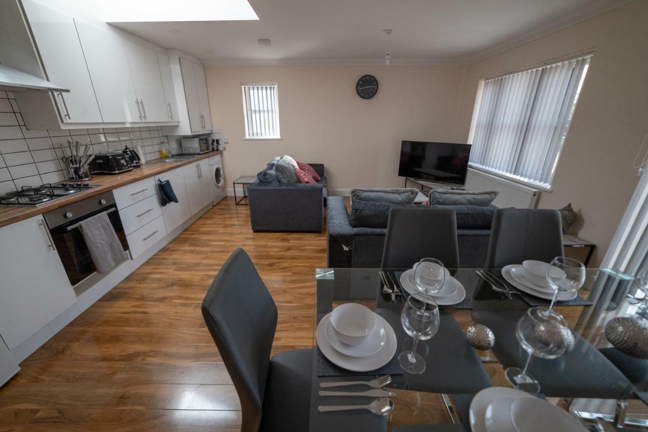 The Coach House - London Heathrow Serviced Apartments Stanwell Exterior photo