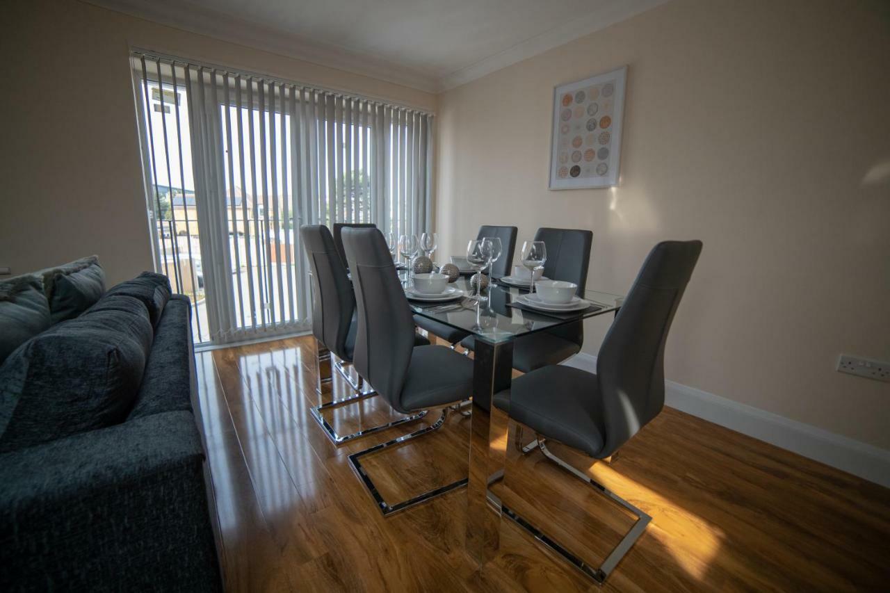 The Coach House - London Heathrow Serviced Apartments Stanwell Exterior photo