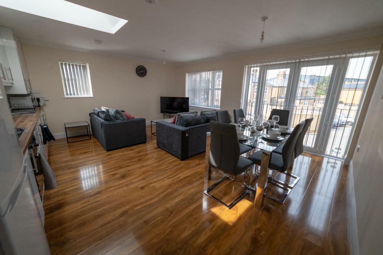 The Coach House - London Heathrow Serviced Apartments Stanwell Exterior photo